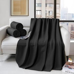 Plaid rectangulaire en microfibre noire unie, anti-boulochage, pour usage domestique, style simple, toutes saisons, tissé, lavable en machine - Product Image 1
