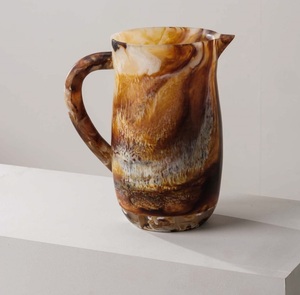Carafe vintage en résine avec poignée, motif marbré brun crème, écologique, passe au lave-vaisselle, vaisselle décorative de qualité supérieure - Product Image 3