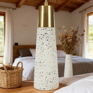 Lampe de table de luxe inspirée du terrazzo avec base architecturale conique, éclairage d'ambiance chaleureux et attrait décoratif contemporain pour chambre à coucher - Product Image 4