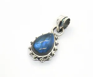 Pendentif en argent sterling Starlit Courage avec labradorite, serti clos, pour âmes courageuses, bijou unisexe à porter au quotidien - Product Image 1