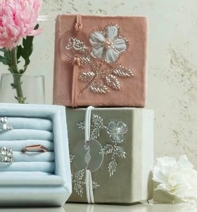 Boîtes à bijoux décoratives en tissu brodé perlé pour la décoration intérieure moderne - Accessoires et bagues pour souvenirs, taille et logo personnalisables - Product Image 1
