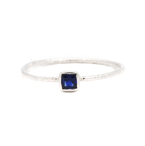 Bague de mariage artisanale en argent sterling 925 avec saphir bleu naturel taille carrée, collection Memoria Jewels, bijoux de fête - Product Image 1