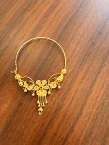 แหวนจมูกทองคำแท้ 22k แบบอินเดียสำหรับงานแต่งงาน เครื่องประดับเจ้าสาว นาท ลายดอกไม้เคลือบสีรูปนกยูง ดีไซน์ห่วงขนาดใหญ่ พร้อมสายเจาะ - Product Image 3