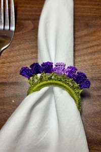 Anillo de Servilleta Floral de Ganchillo: Decoración de Mesa Hecha a Mano con Diseño de Tulipán para Primavera y Regalo de Inauguración de Casa - Product Image 2