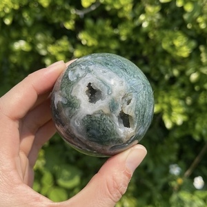 Sphère de cristal en agate mousse naturelle verte, 50-60 mm, polie, durable, pour l'harmonie, la vitalité, la guérison et la méditation (vente en gros) - Product Image 3