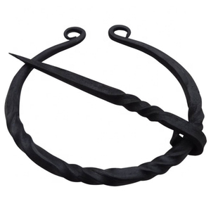 Cruz de Troll Medieval Forjada a Mano, Colgante de Hierro Tradicional Hecho por Ferreteros, Amuleto Nórdico Rústico con Acabado Artesanal - Product Image 1