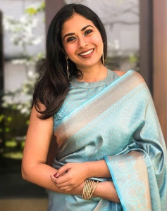 Sari Kanjivaram en soie Banarasi tissé traditionnel bleu KV avec motif dessiné à la main et chemisier non cousu pour les occasions de fête - Product Image 6