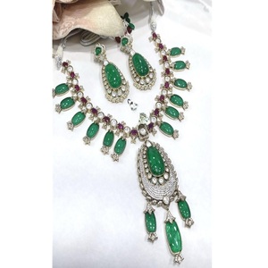 Atractivo Juego de Collar y Aretes de Moissanita Clásica Chapada en Oro de Primera Calidad, Regalo para Bodas Indias y Fiestas - Product Image 1