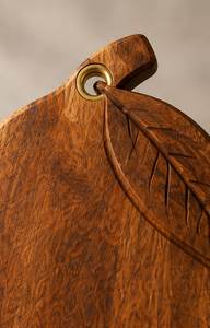 Planche à découper en bois en forme de mangue, finition noyer, avec accent feuille sculptée et anneau métallique, vente en gros - Product Image 5