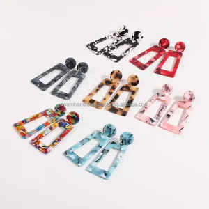 Lujosos pendientes hechos a mano de resina para mujer, colores personalizados, accesorios de moda altamente pulidos DE LA India - Product Image 2