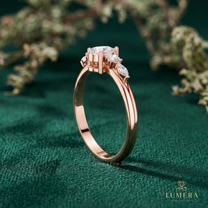 Bague de fiançailles en or rose avec diamant de laboratoire taille poire et pierres latérales multiples (rondes et marquises) – Bague de promesse de luxe pour femme - Product Image 5