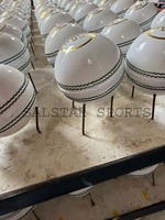 Ballons de cricket en cuir blancs durables en gros, 156 g, pour clubs et ligues, personnalisables avec logo, pour les meilleurs joueurs, directement de l'usine