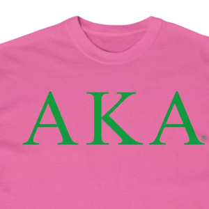 Camiseta con letras AKA en rosa y verde, estampado gráfico AKA, cuello redondo, manga corta, algodón, ropa informal para hermandades. - Product Image 6