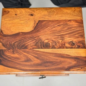 Revistero de Madera de Sheesham Tallado a Mano, Rústico, con 3 Ranuras, Venta al Por Mayor - Product Image 3