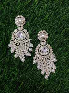 Pendientes de araña artesanales de perlas reales y Kundan, exquisitos con pedrería, elegantes, de estilo tradicional sureño, en tono dorado, para boda. - Product Image 3