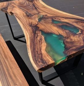Table à manger moderne et durable en résine avec bord naturel, structure en bois et pieds en métal, design contemporain, mobilier de salle à manger pour appartement - Product Image 2