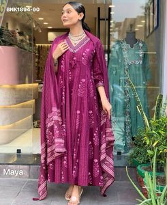 Hermoso conjunto de rayón con diseño estampado, cuello en V y pantalón Anarkali largo con dupatta, proveedor de la India a precio mayorista. - Product Image 3