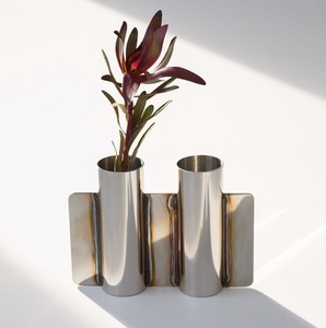 Vase à fleurs minimaliste en métal à trois tubes, finition blanche, centre de table moderne pour mariage, élégant support floral pour décoration de réception - Product Image 6