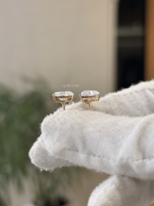 Boucles d'oreilles solitaires en diamant de laboratoire taille trillion prestige 1,05 ct VS EF, or massif 14 carats, bijoux fins modernes, cadeau d'anniversaire - Product Image 3