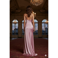 Robe de soirée élégante en satin, coupe ajustée, silhouette moulante, style fourreau, longueur ras du sol avec fente avant spectaculaire