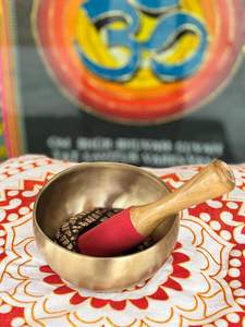 Bol sonore artisanal en laiton massif avec marteau en bois et coussin – Instrument de relaxation pour la méditation, la guérison des chakras et la thérapie sonore du yoga - Product Image 2