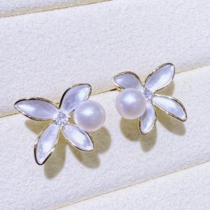 Boucles d'oreilles Zhuji haut de gamme élégantes en perles d'eau douce florales, design à perle unique avec pétales givrés, couleur blanche - Product Image 2