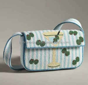 Elegante bolso de mano con bordado floral y correa de cadena, ideal para fiestas, bodas y combinaciones de atuendos elegantes. - Product Image 1