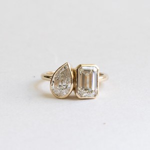 Bague de fiançailles unique Toi et Moi en gros, sertie de diamants taille poire et émeraude, deux pierres, en or massif 14K/18K, bague duo - Product Image 1