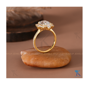 Anillo Clásico Art Deco con Corte Esmeralda y Detalles en Forma de Pera en Oro Amarillo, Anillo Apilable para Mujer, Joyería Minimalista de Lujo - Product Image 4