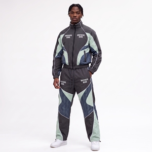 Conjunto deportivo de 2 piezas para hombre, con capucha, en blanco, gris y negro, con chaqueta cortavientos con bloques de color y pantalones cargo, estilo streetwear. - Product Image 3