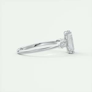 Anillo de compromiso de tres piedras con diamante cultivado en laboratorio de corte esmeralda de 2.30 quilates con piedras laterales en forma de bala en oro blanco de 14K para boda. - Product Image 4