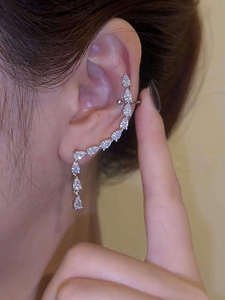 Pendientes contemporáneos tipo Ear Climber con diamantes de laboratorio en forma de pera, joyería curva llamativa, oro y plata, certificado IGI, lujo unisex - Product Image 3