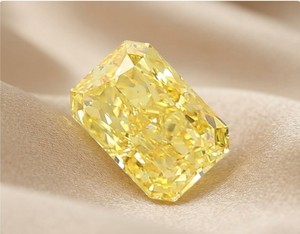 Diamante amarillo de corte esmeralda rectangular de 1.06 quilates, cultivado en laboratorio, para la elaboración de joyas. - Product Image 1