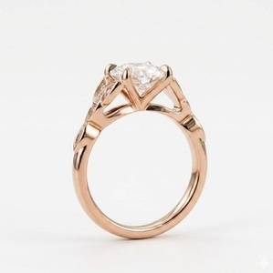 Bague de fiançailles en or jaune 14 carats, style vintage, or antique, diamant de laboratoire taille ovale, nœud celtique symbolique Triquetra - Product Image 3