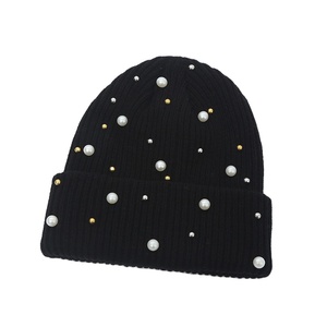 Bonnet personnalisé avec imitation de perles et strass, accessoire de mode pour l'hiver, avec une personnalité unique, bonnets tendance - Product Image 3