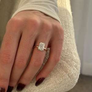 Bague inspirée de la nature avec diamant de laboratoire de 2,5 carats taille radiant E VVS2, halo caché, sertissage lotus tulipe, certifiée IGI - Product Image 5