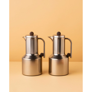 Thermos classique en acier inoxydable avec motif floral et poignée en bois, isolé pour la cuisine et la table - Product Image 1