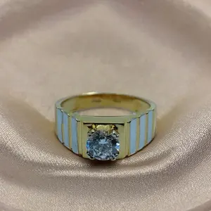 Anillo de Oro Amarillo de 22K para Hombre con Piedra Redonda Grande Transparente, Banda Clásica para Boda o Compromiso - Product Image 3