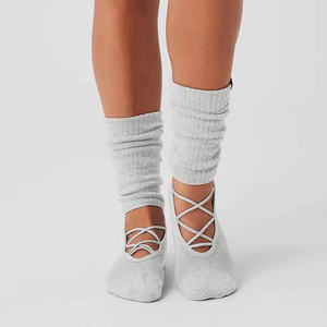 Calcetines de Pilates personalizados JZVINA de punto holgado estilo ballet para mujer, calcetines antideslizantes de bailarina para Reformer Studio Cross Strap - Product Image 1
