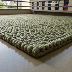 Alfombra Artesanal de Lana Fieltro en Tono Neutro con Diseño de Guijarros |   Tejido Texturizado en Tonos Tierra |   Decoración para Interiores de Casas Modernas - Product Image 2