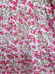 Robe longue en coton imprimé floral rose style bohème pour femme, avec patte de boutonnage, manches bouffantes, silhouette trapèze, à volants, vente en gros - Product Image 3
