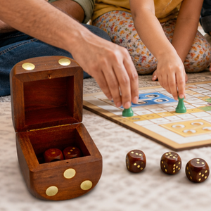 Caja de Almacenamiento para Dados Hecha a Mano en India con Incrustaciones de Latón y Madera de Palisandro |   Estuche Organizador de Dados de Madera de Lujo |   Accesorio Decorativo para Juegos, Regalo - Product Image 2