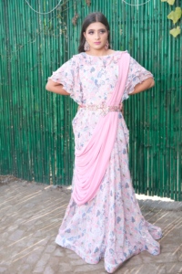 Robe longue élégante pour femme, style traditionnel chinois, à motifs floraux, avec ceinture rose, coupe ample, manches courtes, en viscose, idéale pour les soirées - Product Image 3