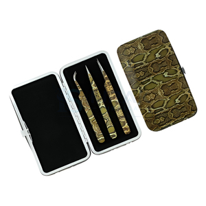 Juego de Pinzas para Pestañas Ijrak Quirúrgicas de 3 Piezas, Punta Lisa de Acero Inoxidable Marrón de 10 mm, Agarre Perfecto, Estuche Metálico con Patrón de Piel de Serpiente - Product Image 1