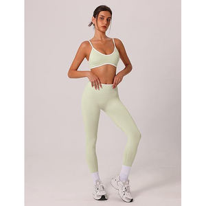 Ensemble de yoga Barely There pour femme : Soutien-gorge de sport compressif, Legging taille haute avec empiècements en mesh, effet push-up, bretelles croisées, en Nylon Spandex - Product Image 2