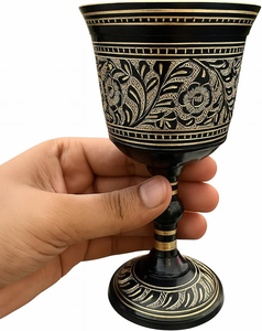 Copa de Latón Esmaltado en Negro con Grabado Floral Dorado, Cuenco Ancho y Pedestal Decorativo, Copa Ceremonial de Lujo - Product Image 5