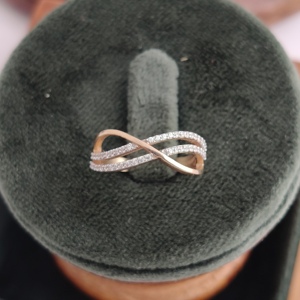 แหวนทองคำขาว 18K ประดับเพชรทรงอินฟินิตี้ ดีไซน์เกลียวสำหรับผู้หญิง แบบฝังเพชรหลายแถว เรียบหรู ดูดีทุกวัน ผิวขัดเงา - Product Image 4