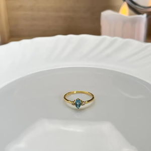 Anillo de compromiso y boda Swiss Beauty con topacio azul, anillo de circonita cúbica, anillo con gema de corte pera. - Product Image 4