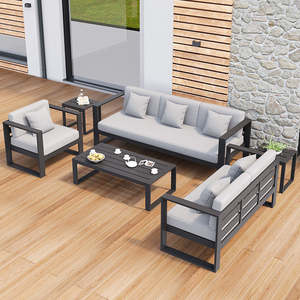 Ensemble de conversation inclinable d'extérieur de style moderne avec canapé et chaises à structure en fer, sièges rembourrés, table à plateau en bois et deux tables d'appoint - Product Image 2