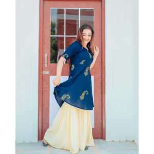 Kurta décontractée indienne/pakistanaise à imprimé numérique Indigo Gold, taille XS, en rayonne - Product Image 1